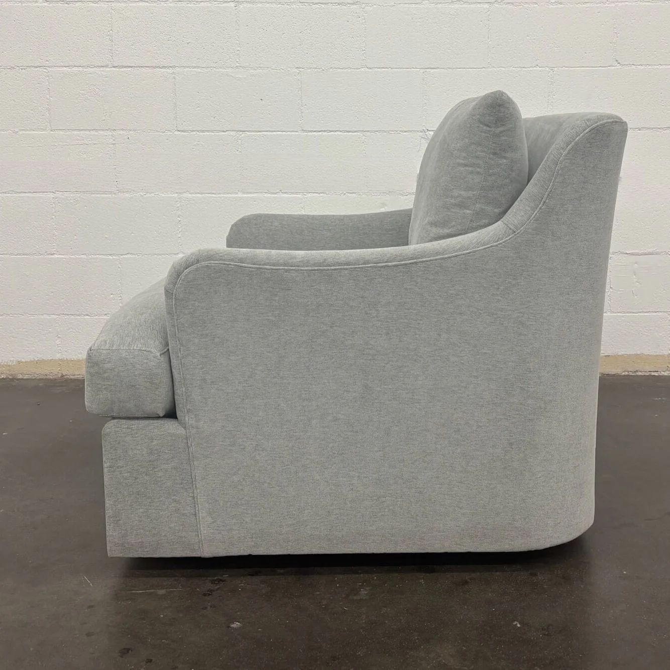 Kaydan Swivel Chair in Latex - Image 3