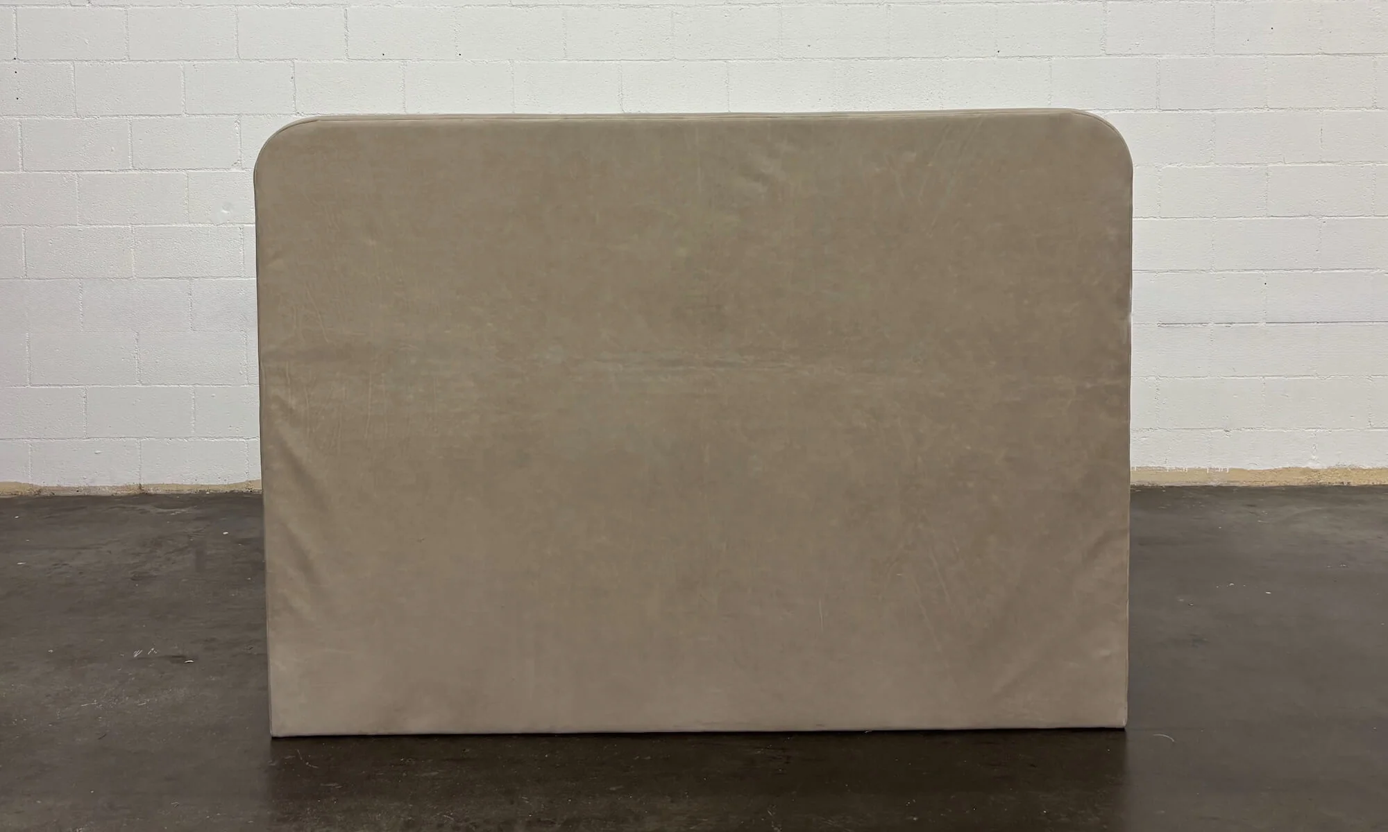 Pippen Bed in Latex and Leather - Cal King - Image 3